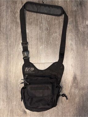 Smith & Wesson M&P Tactical Shoulder Sling Bag Black Gun Ammo Carry Pack EUC